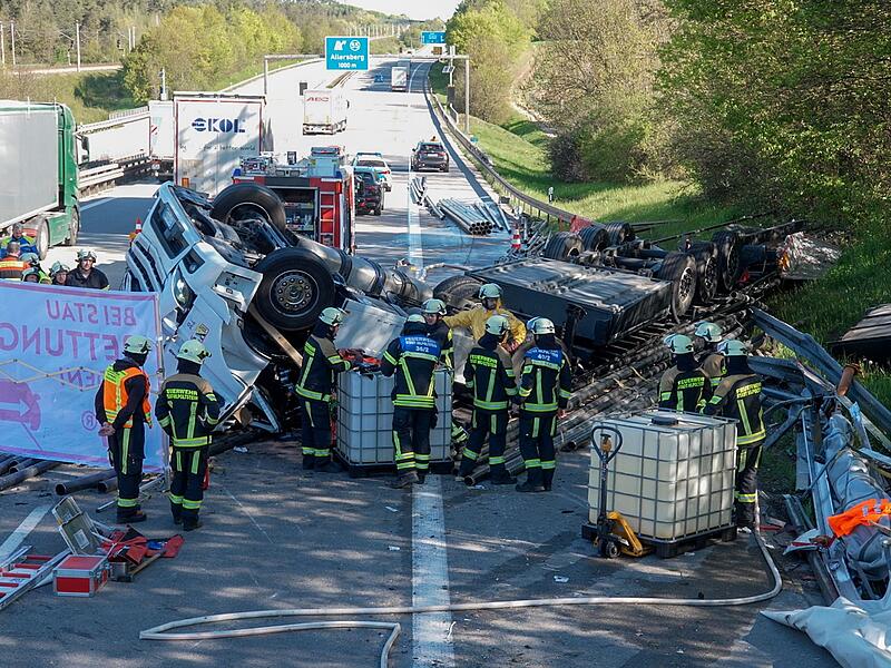 Lastwagen &uuml;berschl&auml;gt sich