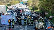Lastwagen &uuml;berschl&auml;gt sich