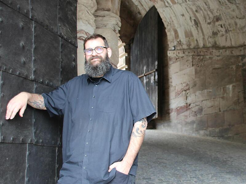 Thomas Zwingmann (hier am Festungstor) ist als Vereinsvorsitzender Hauptorganisator von Crana Historica.