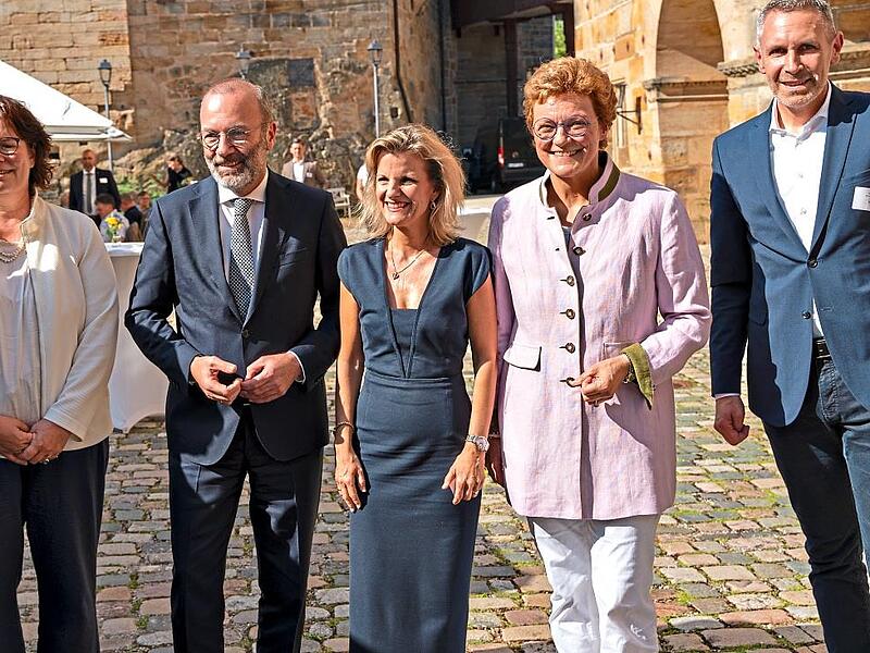 Auf Schloss Thurnau (von links) Beate Gminder (Generaldirektorin DG Home, Europ&auml;ische Kommission), MdEP Manfred Weber (Vorsitzender der EVP-Fraktion und der Europ&auml;ischen Volkspartei), MdB Daniela Ludwig (Parlamentarische Staatssekret&auml;rin beim Bund...