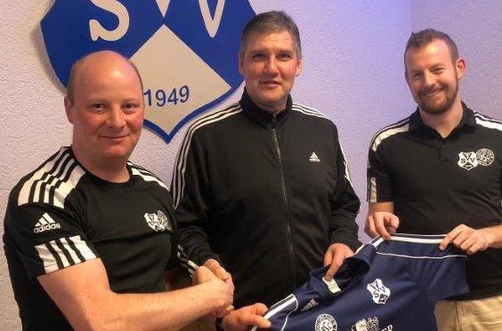 Unser Bild zeigt (von links) Waldfensters Vorsitzenden Manuel Vorndran, Andreas Lindenau und Lauters Sportvorstand Maximilian Wehner.