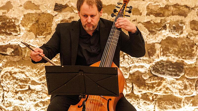 Jakob Rattinger spielt in Höchstadt auf der Gambe. Jakob Rattinger spielt in Höchstadt auf der Gambe.
