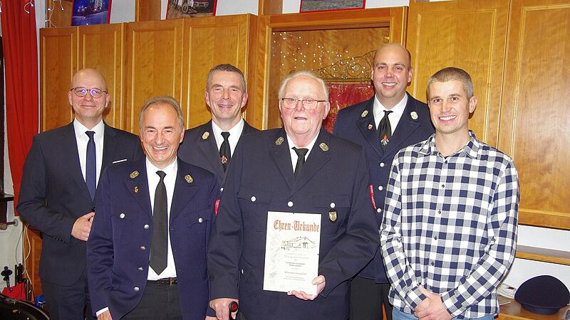 Ehrungen bei der Feuerwehr Reiterswiesen: (von links) OB Dirk Vogel, Thomas Kuhn (25 Jahre), Kommandant Bernd Ort, Werner Greubel (70 Jahre), 2. Kommandant Tobias Dittrich und Florian Kiesel (25 Jahre).