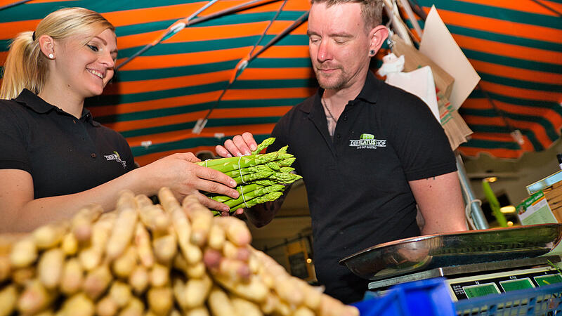Guter Dinge dank gro&szlig;er Spargel-Auswahl:  Judith He&szlig;ler  und Chefkoch Markus Sch&auml;fer vom Pilatushof in Hausen.