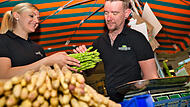Spargelsaison 2024 Landkreis ForchheimForchheim & Fränkische Schweiz Guter Dinge dank großer Spargel-Auswahl: Judith Heßler und Chefkoch Markus Schäfer vom Pilatushof in Hausen.