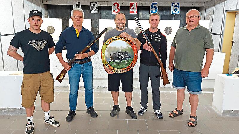 Auf dem Foto von links: Kevin Schölzke (Vorderlader Abteilungsleiter), Willi Weber, Christian Metzler, Matthias Clauß und Artur Haupt (2. Schützenmeister) bei der Siegerehrung.Günter Fröhlich Auf dem Foto von links: Kevin Schölzke (Vorderlader Abteilungsleiter), Willi Weber, Christian Metzler, Matthias Clauß und Artur Haupt (2. Schützenmeister) bei der Siegerehrung.Günter Fröhlich