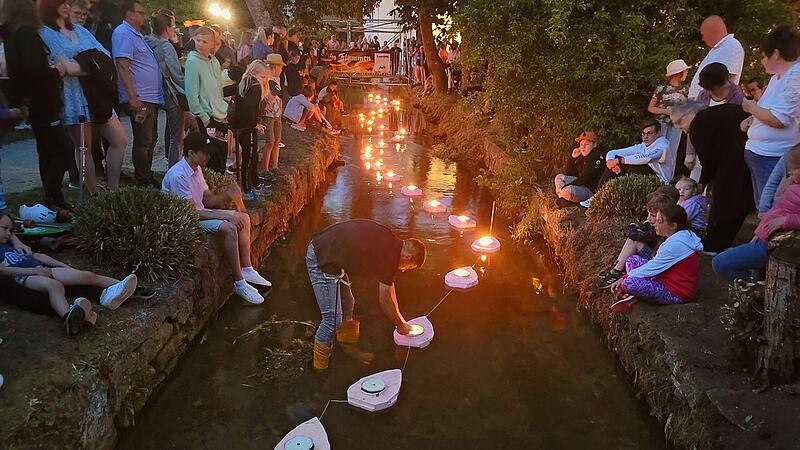 Frederik Zeier entz&uuml;ndete kurz vor 22 Uhr bei &bdquo;Sinn in Flammen&ldquo; im Siebener-Park die Schiffchen auf dem M&uuml;hlgraben.