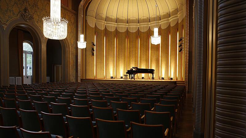 Sechs vielversprechende junge Pianistinnen und Pianisten im Alter von maximal 27 Jahren werden jedes Jahr nach Bad Kissingen eingeladen, um sich im Rossini-Saal – benannt nach dem 1856 dort kurenden italienischen Komponisten – mit einem Solo-Rezit...
