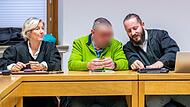 Vater vor Gericht: Die Eltern einer 16-Jährigen müssen sich vor dem Landgericht Schweinfurt verantworten, weil sie für ihre essgestörte Tochter keine Hilfe in Anspruch genommen haben sollen. Vater vor Gericht: Die Eltern einer 16-Jährigen müssen sich vor dem Landgericht Schweinfurt verantworten, weil sie für ihre essgestörte Tochter keine Hilfe in Anspruch genommen haben sollen. 