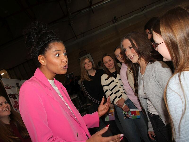Die Influencerin Lijana Kaggwa setzte sich bei ihrem Vortrag in der Obermainhalle für einen respektvollen Umgang im Netzt ein. Dabei suchte sie immer wieder die Nähe zum Publikum.