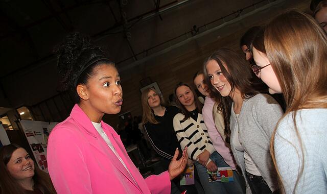 Lijana Kaggwa Die Influencerin Lijana Kaggwa setzte sich bei ihrem Vortrag in der Obermainhalle für einen respektvollen Umgang im Netzt ein. Dabei suchte sie immer wieder die Nähe zum Publikum.