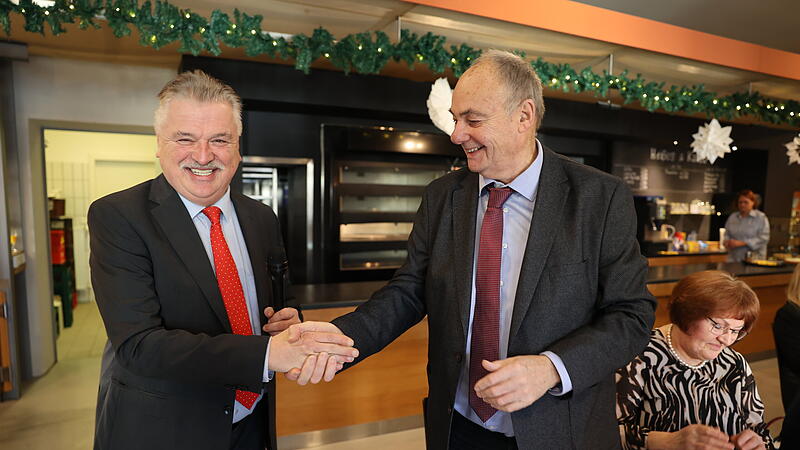 Landrat Klaus Peter S&ouml;llner gratulierte dem Unternehmer Norbert Drechsler zum 75. Geburtstag.