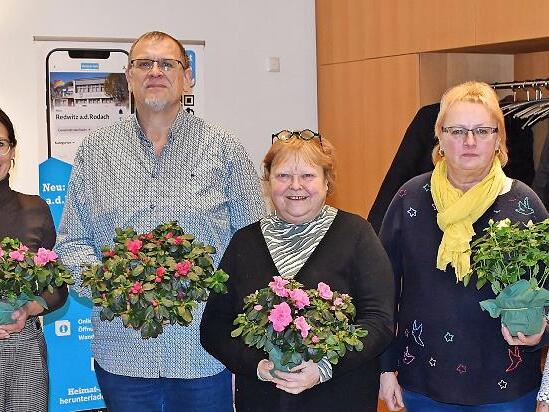 Die für langjährige Vereinszugehörigkeit geehrten Mitglieder (mit Blumen) sowie Vorsitzende Christa Partheymüller, Kreisfachberater Michael Stromer (von links) sowie Bürgermeister Jürgen Gäbelein und Zweite Vorsitzende Rita Vogel (von rechts). Die für langjährige Vereinszugehörigkeit geehrten Mitglieder (mit Blumen) sowie Vorsitzende Christa Partheymüller, Kreisfachberater Michael Stromer (von links) sowie Bürgermeister Jürgen Gäbelein und Zweite Vorsitzende Rita Vogel (von rechts).