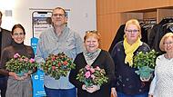 Die f&uuml;r langj&auml;hrige Vereinszugeh&ouml;rigkeit geehrten Mitglieder (mit Blumen) sowie Vorsitzende Christa Partheym&uuml;ller, Kreisfachberater Michael Stromer (von links) sowie B&uuml;rgermeister J&uuml;rgen G&auml;belein und Zweite Vorsitzende Rita Vogel (von rechts).
