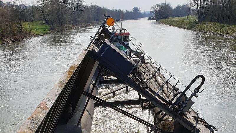 Wenn seine Wassertanks leer gepumpt sind, schwimmt der Stahlriese wie ein Fisch im Main &ndash; hier am Haken eines Schleppers auf dem Weg zum Einsatz.
