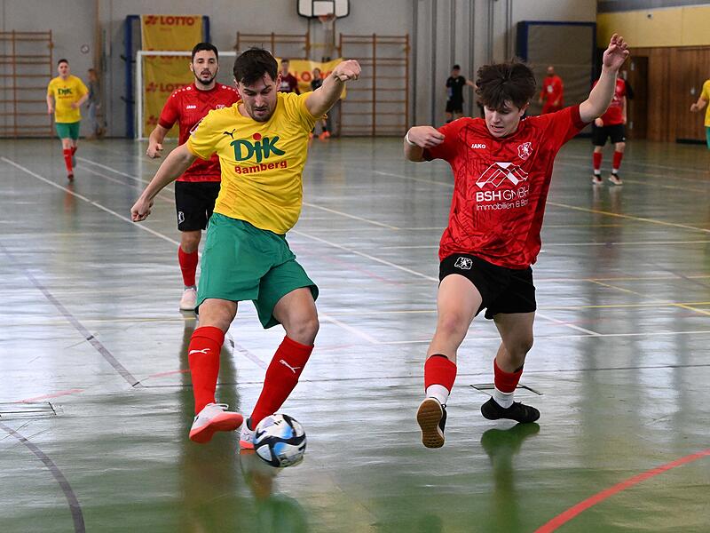 DJK-Akteur Simon Allgaier zieht gegen Bindlach ab. Don Bosco gewann die Partie mit 3:1.