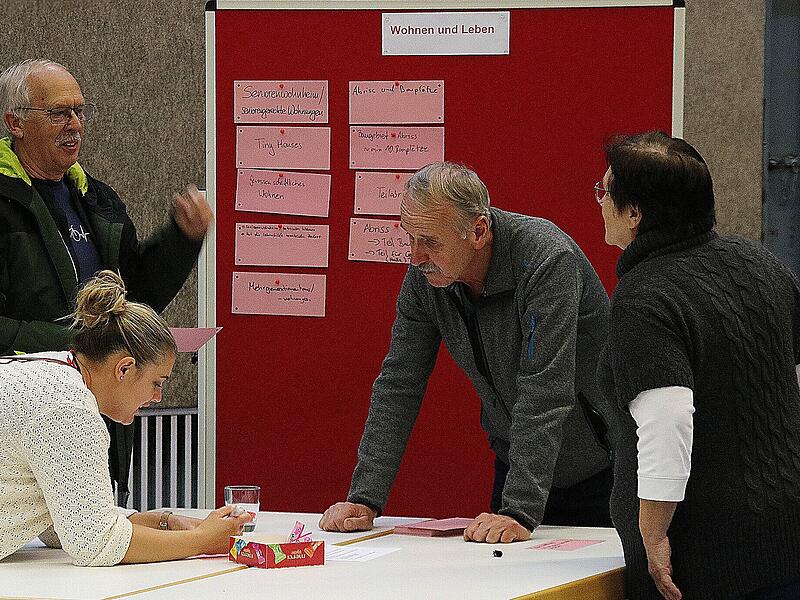 Was wird aus der alten Schlossberg-Grundschule, wenn in etwa zwei Jahren der Neubau bezogen werden kann? Etwa zwei Dutzend Bürgerinnen und Bürger kamen in die Turnhalle, um Ideen zu sammeln.