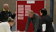 Was wird aus der alten Schlossberg-Grundschule, wenn in etwa zwei Jahren der Neubau bezogen werden kann? Etwa zwei Dutzend Bürgerinnen und Bürger kamen in die Turnhalle, um Ideen zu sammeln.