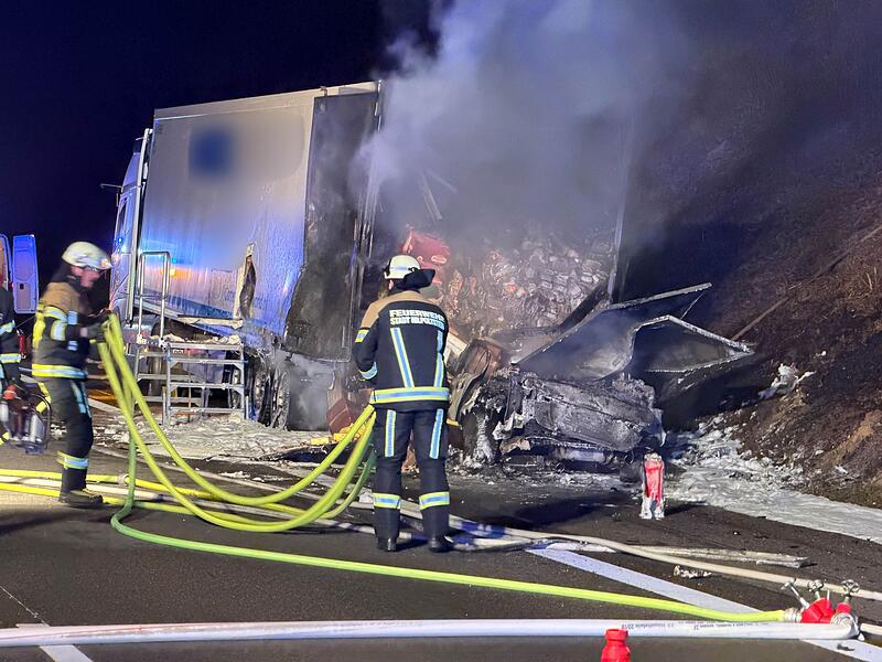 Auto prallt bei Flucht vor Polizei gegen Lkw Auto prallt bei Flucht vor Polizei gegen Lkw