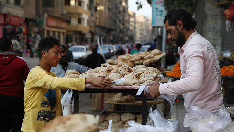 Ein Junge kauft Brot auf einem Markt in Kairo, Ägypten.  Russland und die Ukraine exportieren beide viel Weizen - der Angriffskrieg Moskaus könnte daher heftige Folgen für die Ernährung in Teilen der Welt haben. Experten warnen vor weiteren Hungersnöten.
