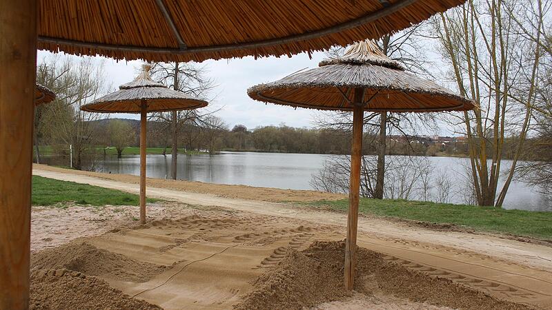 Tonnen an Sand sind wieder aufgesch&uuml;ttet worden, um das Strandfeeling zu garantieren. Gleichm&auml;&szlig;ig verteilt werden muss der Sand noch.