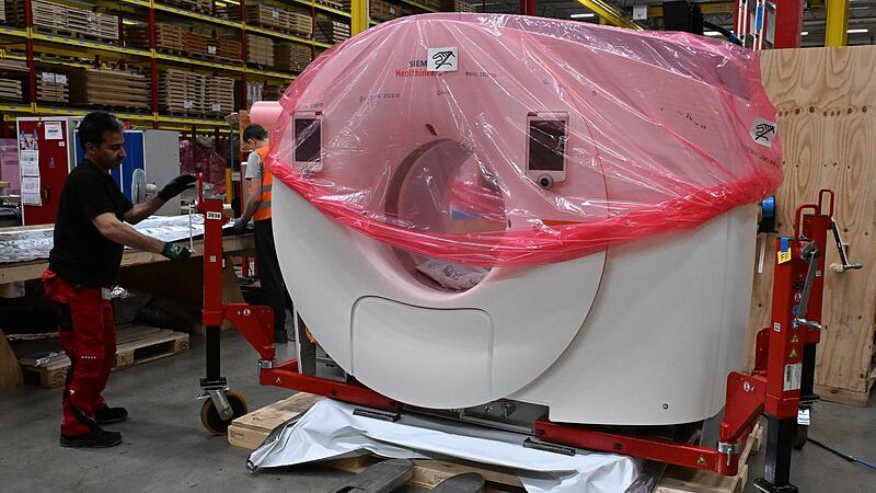 Ein Mitarbeiter von Simon Hegele bringt im Logistikzentrum Rittigfeld einen Siemens-Computertomographen in Stellung.Forchheim & Fr&auml;nkische Schweiz