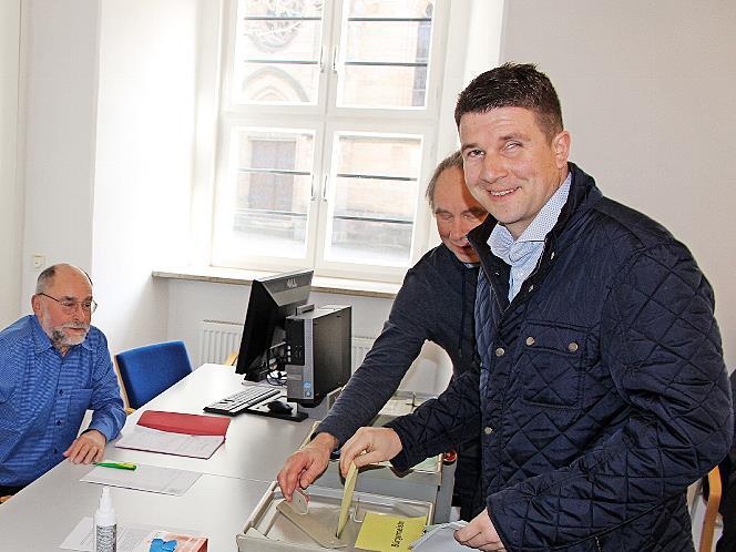 Michael Zapf bei der Stimmabgabe im Jahr 2020. Der amtierende B&uuml;rgermeister von Weismain wird diesmal nicht mehr antreten.
