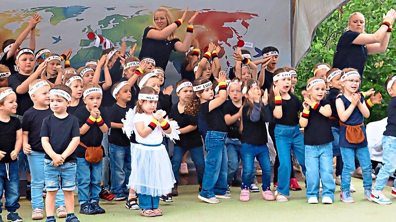 Das Programm beim Sommerfest des Kindergartens Modschiedel machte den Kindern sichtlich Spaß.Roland Dietz Das Programm beim Sommerfest des Kindergartens Modschiedel machte den Kindern sichtlich Spaß.Roland Dietz
