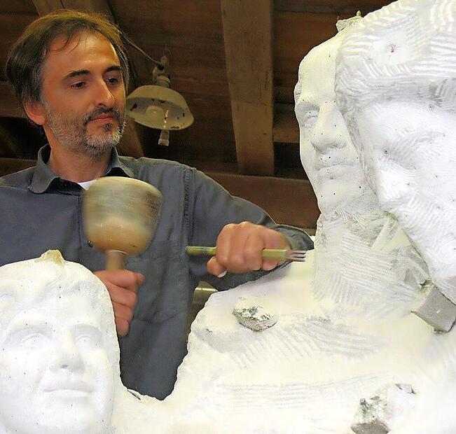 Unter fachkundiger Anleitung entstehen aus Sandstein Skulpturen und geben den Teilnehmenden erste Einblicke in die Kunst der Steinbildhauerei.