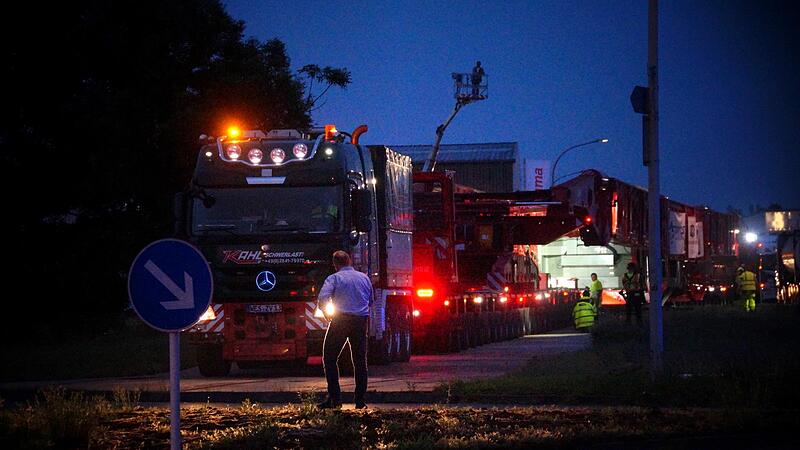 Auf Stahlplatten durchquert der Zug den Kreisel im Hafen.