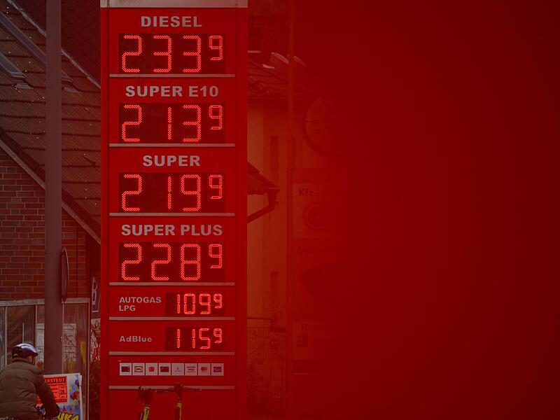 Die gestiegenen Spritpreise sind auf der Anzeigetafel einer Tankstelle zu sehen.
