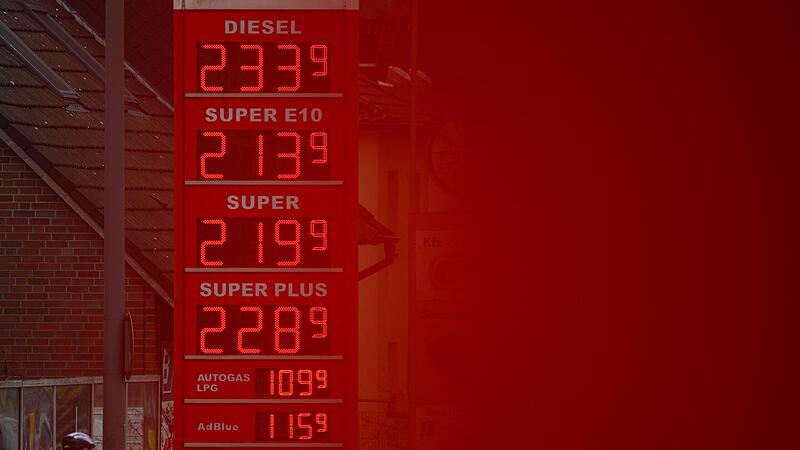 Die gestiegenen Spritpreise sind auf der Anzeigetafel einer Tankstelle zu sehen.