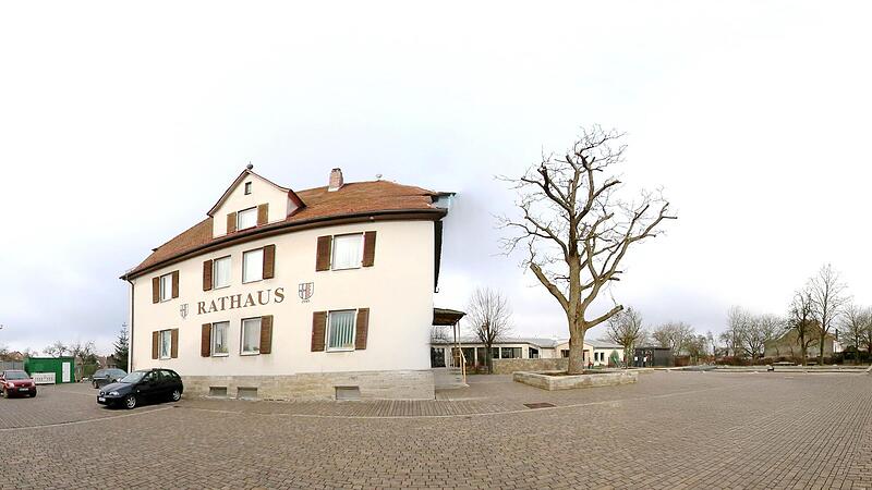 Der Schulhof in Rannungen muss zwei Lades&auml;ulen f&uuml;r Elektroautos bekommen. Davon h&auml;ngt der Zuschuss aus EU-Mitteln ab, den die Gemeinde f&uuml;r die Sanierung des Platzes beantragt hat.