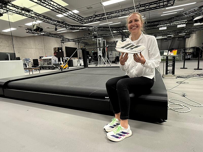 Ein Blick in die geheimen R&auml;ume des Innovation Centers von Adidas: Charlotte Heidmann, Category Director Running Footwear, pr&auml;sentiert den Wunderschuh.