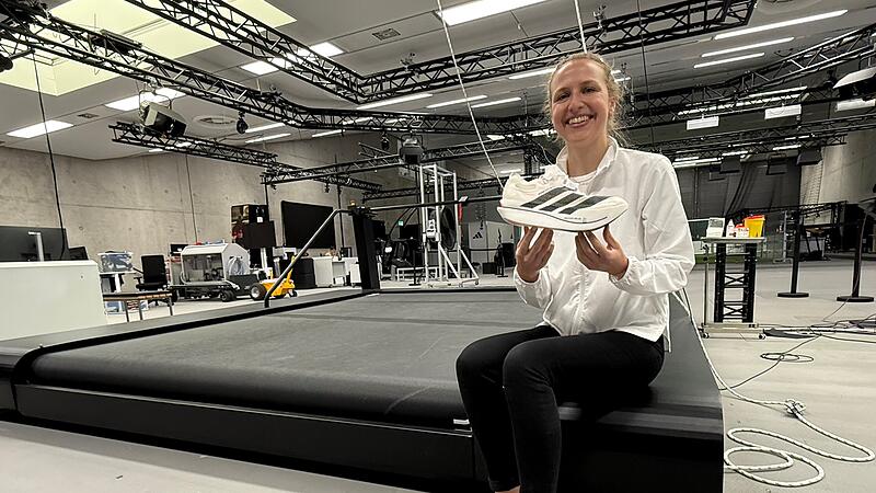 Adidas Wunderschuhe Ein Blick in die geheimen Räume des Innovation Centers von Adidas: Charlotte Heidmann, Category Director Running Footwear, präsentiert den Wunderschuh.