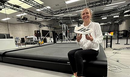 Ein Blick in die geheimen R&auml;ume des Innovation Centers von Adidas: Charlotte Heidmann, Category Director Running Footwear, pr&auml;sentiert den Wunderschuh.
