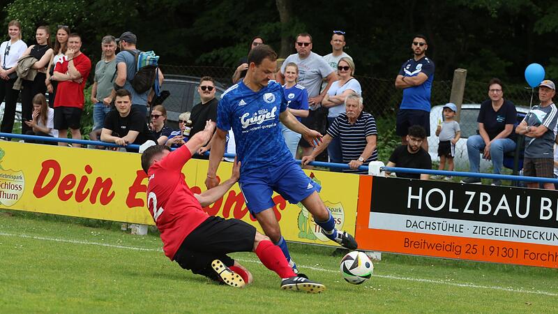 Uehlfelds Philip Graf (l.) löste mit seinen Uehlfeldern das Relegationsticket gegen Maximilian Freund und Heroldsbach. Uehlfelds Philip Graf (l.) löste mit seinen Uehlfeldern das Relegationsticket gegen Maximilian Freund und Heroldsbach.