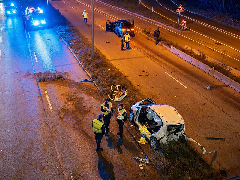 Unfall mit drei Autos und mehreren Verletzten