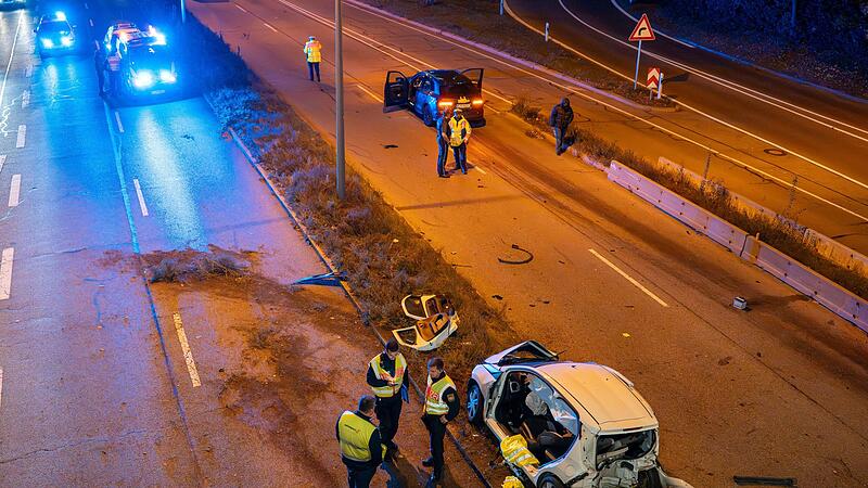 Unfall mit drei Autos und mehreren Verletzten