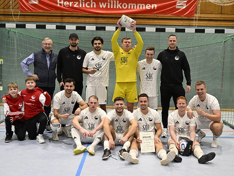 Da ist das Ding - beziehungsweise Fass! Der FC Coburg ist zum siebten Mal in Serie Coburger Stadtmeister. Da ist das Ding - beziehungsweise Fass! Der FC Coburg ist zum siebten Mal in Serie Coburger Stadtmeister.