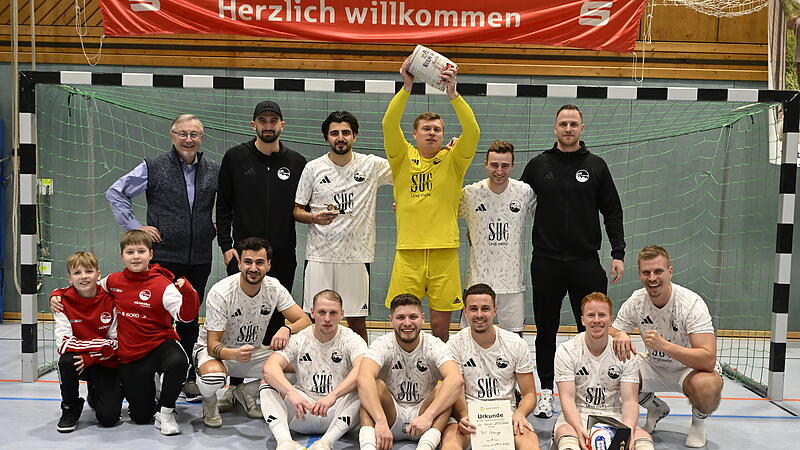 Da ist das Ding  - beziehungsweise Fass! Der FC Coburg ist zum siebten Mal in Serie Coburger Stadtmeister.