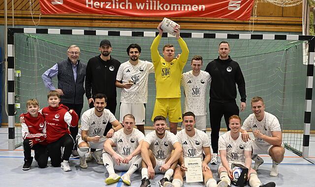 Da ist das Ding  - beziehungsweise Fass! Der FC Coburg ist zum siebten Mal in Serie Coburger Stadtmeister.