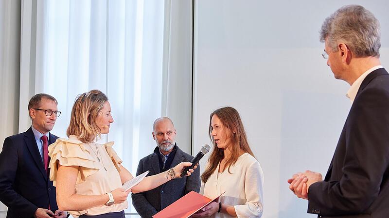 Nelli Ziegler (Mitte) gewinnt den Landespreis beim Geschichtswettbewerb des Bundespräsidenten . Nelli Ziegler (Mitte) gewinnt den Landespreis beim Geschichtswettbewerb des Bundespräsidenten .