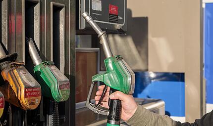Wichtig ist, dass die volle Entlastung durch den Tankrabatt bei den Autofahrern ankommt. Laut Ifo-Institut werden bei E10 bisher im Schnitt nur zw&ouml;lf Cent Entlastung weitergegeben, bei Diesel noch weniger.