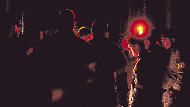 In der Nacht, wenige Stunden vor dem Kampfeinsatz: Die Soldaten der Internationalen Legion sammeln sich. Kein helles Licht darf ihre Position verraten.