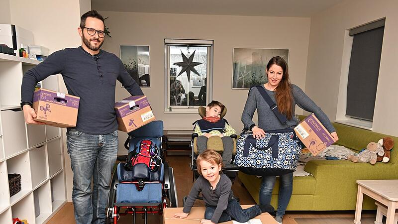 Familie Renou mit all den Sachen, die sie allein für Gregor beim Wegfahren im Fahrzeug unterbringen müssen.