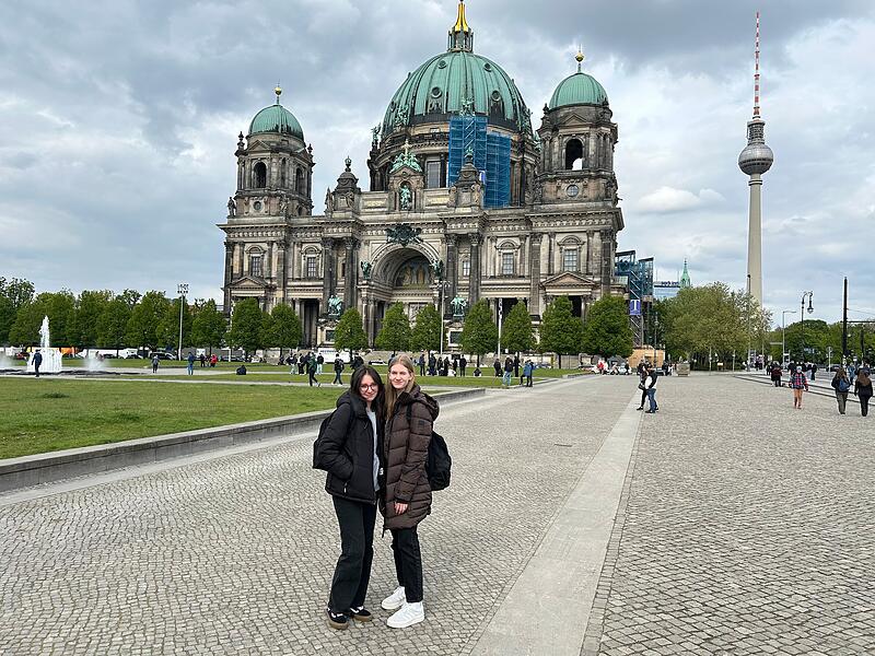 Schülerinnen vom Herder-Gymnasium bei Olaf ScholzForchheim & Fränkische Schweiz Etwas Sightseeing war für Victoria Meyer und Hannah Büttner auch noch drin, wie hier am Berliner Dom.