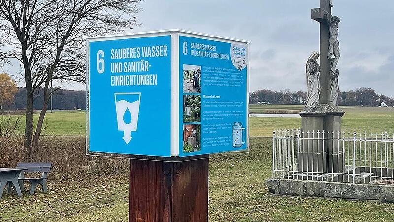 Die Holzstelen dienen als Befestigung.