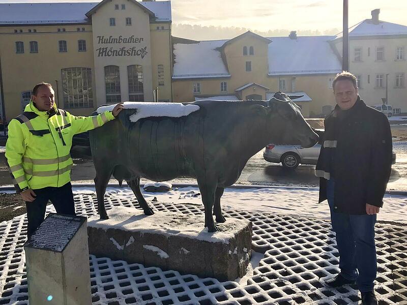 Oberbürgermeister Ingo Lehmann zusammen mit Tiefbauchef Ingo Wolfgramm (links) und der Sauermannskuh an neuem Standort.