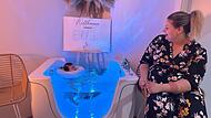 Während Ella das Bad im Babyspa in Adelsdorf genießt, entspannt Mama Christine. Während Ella das Bad im Babyspa in Adelsdorf genießt, entspannt Mama Christine.